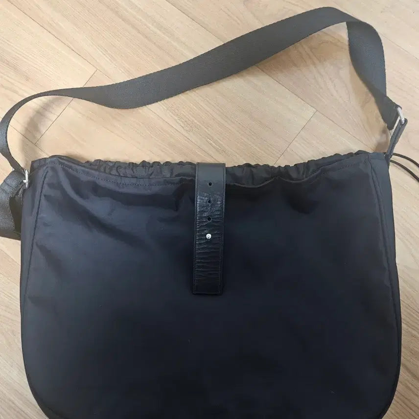 [BUNJANG] Hatching Room Wavey Bag (Middle) Nylon / 해칭룸 웨이비백 미들