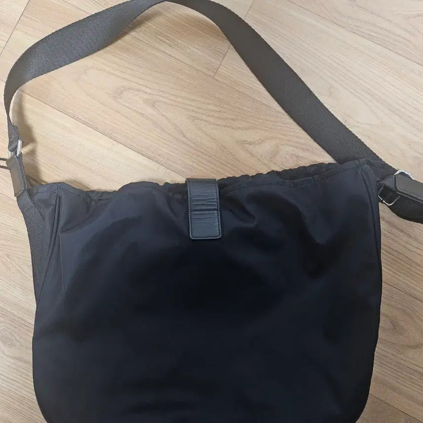 [BUNJANG] Hatching Room Wavey Bag (Middle) Nylon / 해칭룸 웨이비백 미들