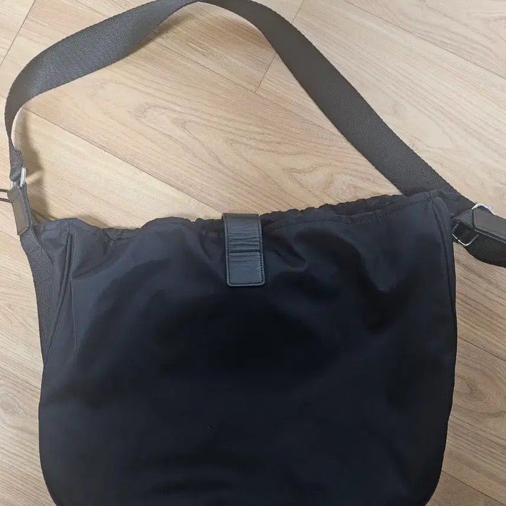 [BUNJANG] Hatching Room Wavey Bag (Middle) Nylon / 해칭룸 웨이비백 미들