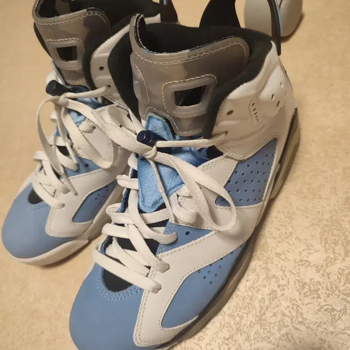 [BUNJANG] Jordan 6 Retro University Blue Sneakers / 조던 6 레트로 유니버시티 블루 260