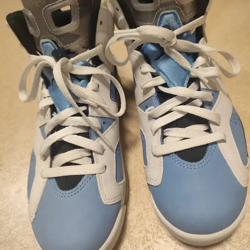 [BUNJANG] Jordan 6 Retro University Blue Sneakers / 조던 6 레트로 유니버시티 블루 260