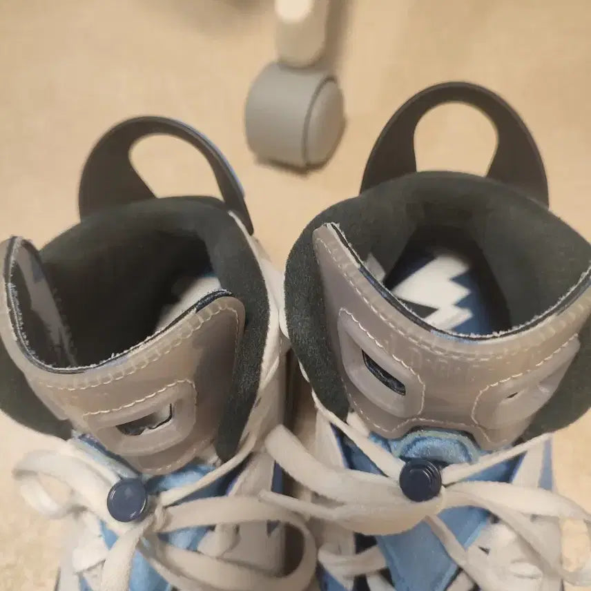 [BUNJANG] Jordan 6 Retro University Blue Sneakers / 조던 6 레트로 유니버시티 블루 260