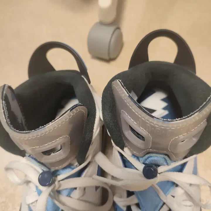 [BUNJANG] Jordan 6 Retro University Blue Sneakers / 조던 6 레트로 유니버시티 블루 260