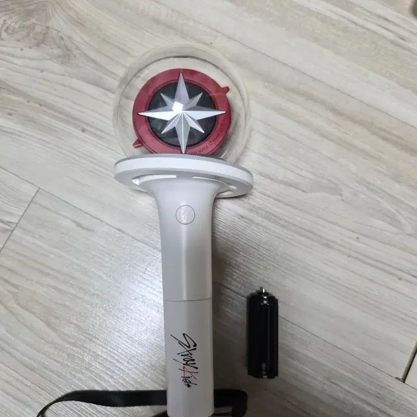 [BUNJANG] Stray Kids Official Light Stick Compass Ver. 2 / 스키즈 스트레이키즈 응원봉 나침봉 양도
