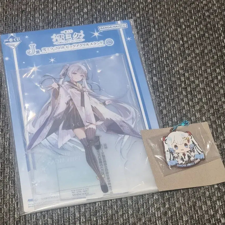 [BUNJANG] Hatsune Miku Crane Maiden Acrylic Stand + Rubber Strap Set / 이치방쿠지 2018년 두루미무녀 버전 유키미쿠 빅 아크릴스탠드+러버스트랩