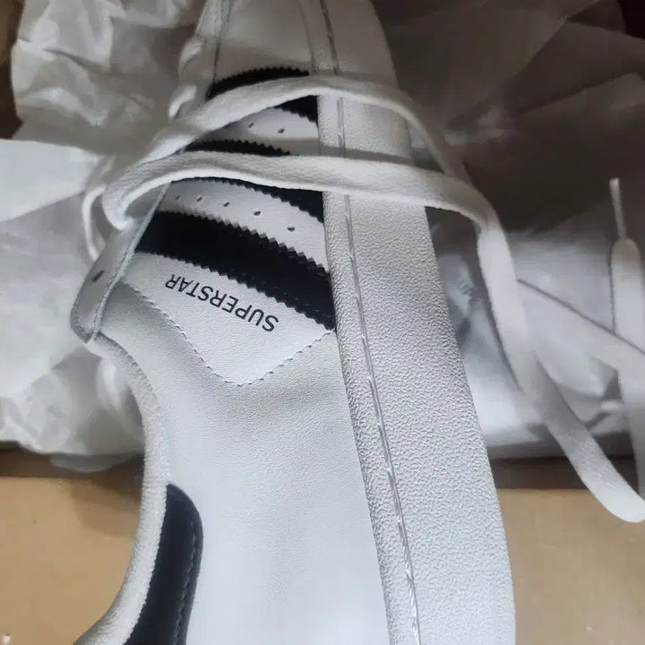 [SOLD OUT] 새상품 아디다스 슈퍼스타2 흰검 운동화 여성 250