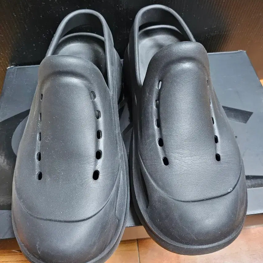 [BUNJANG] Umbro Crocs Size 250 / 엄브로 크록스 250사이즈