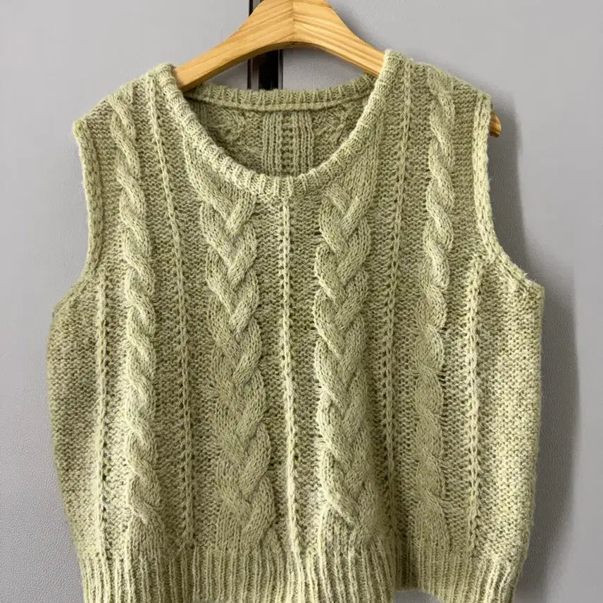 [BUNJANG] Kkwabaegi Green Knit Vest / 꽈배기 니트 조끼 연두색