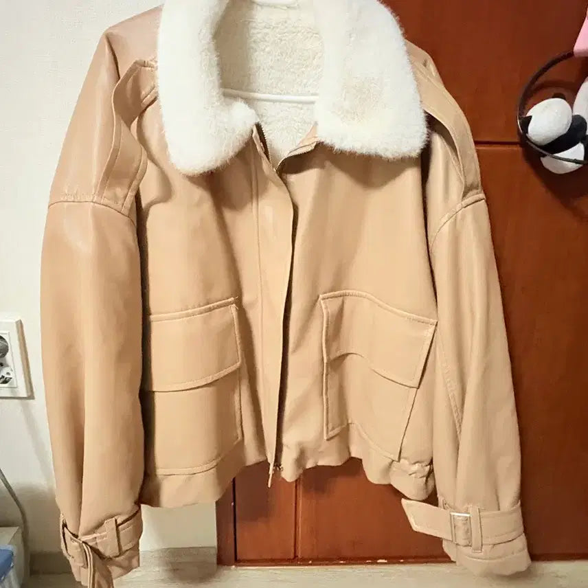 [BUNJANG] Trend Collection Leather Mutton Sleeve Jacket / [트렌드 컬렉션] 소매벨트 퍼 레더무스탕 (몇번안입었지만 소매끝에 까짐)