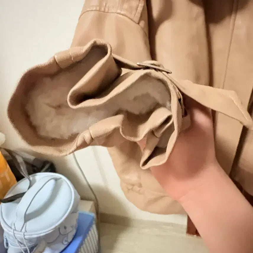 [BUNJANG] Trend Collection Leather Mutton Sleeve Jacket / [트렌드 컬렉션] 소매벨트 퍼 레더무스탕 (몇번안입었지만 소매끝에 까짐)