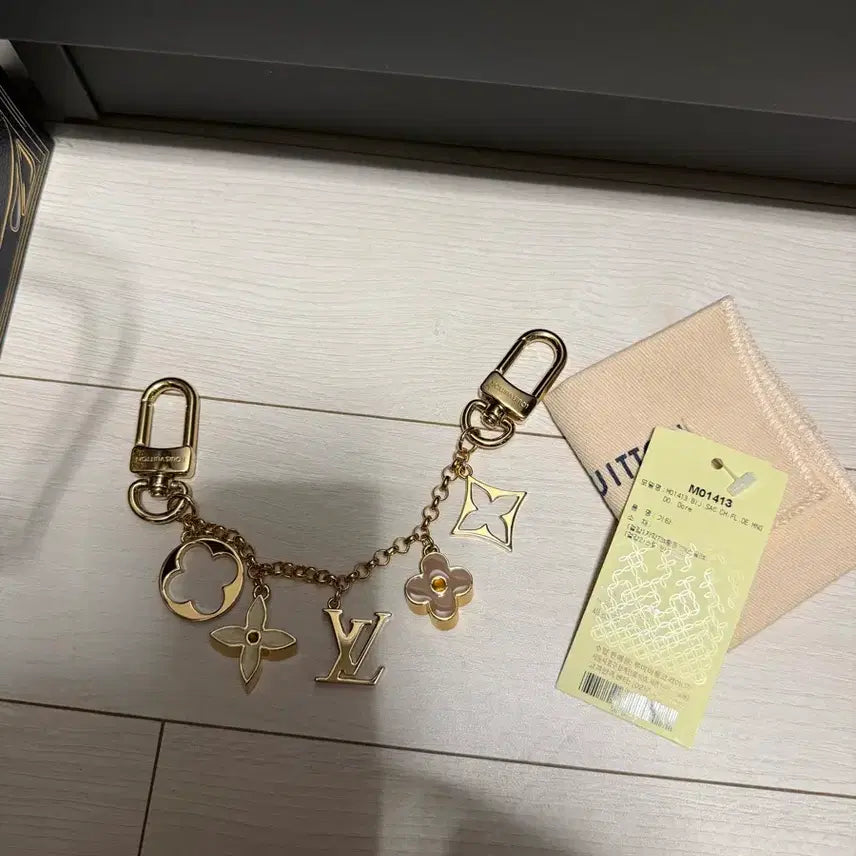 [BUNJANG] Louis Vuitton Fleur de Monogram Bag Charm / 루이비통 플뢰르 드 모노그램 백 참