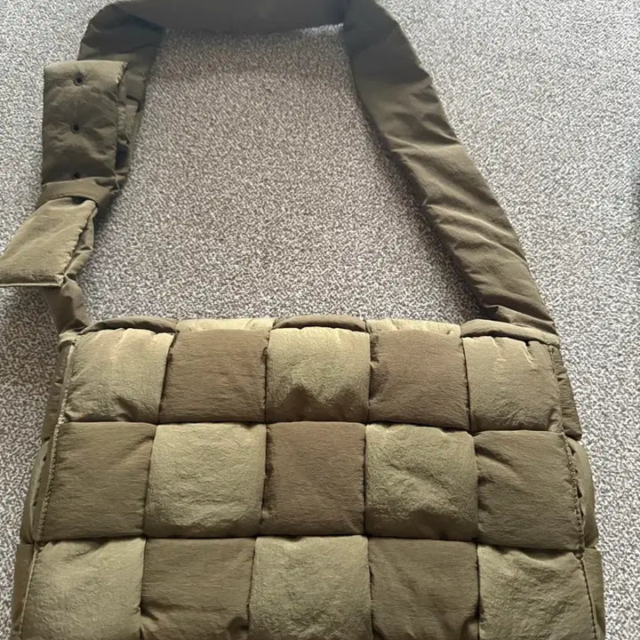 [SOLD OUT] 보테가베네타 패딩 맥시 카세트백 머드