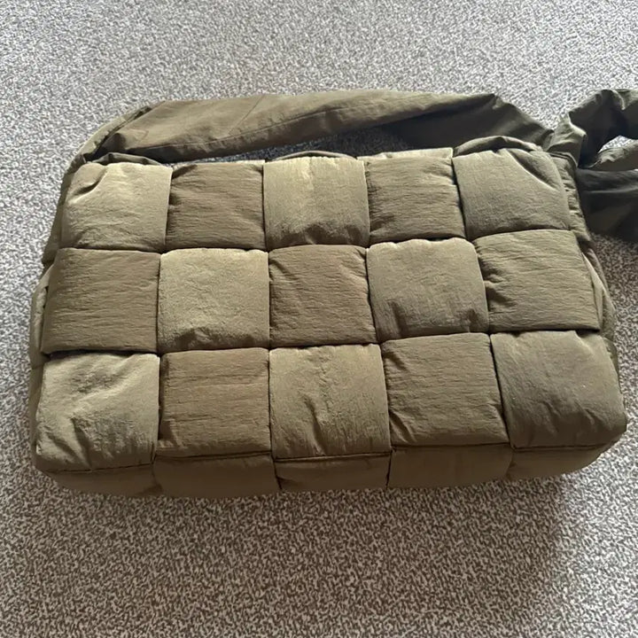 [SOLD OUT] 보테가베네타 패딩 맥시 카세트백 머드