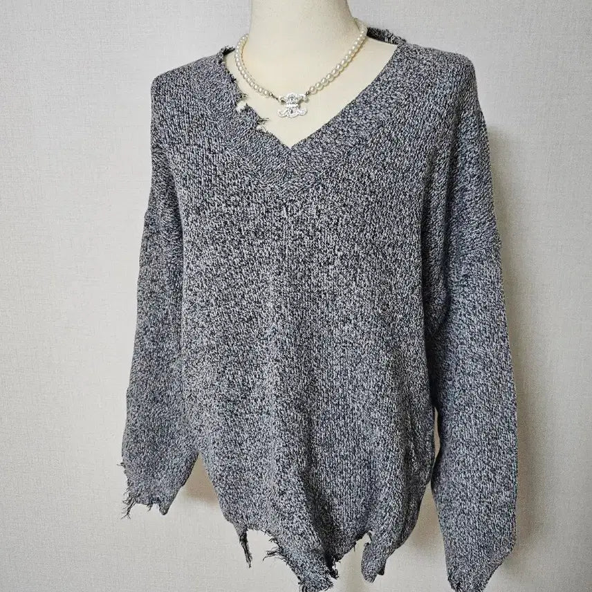 [BUNJANG] V-Neck Knit Sweater / 데미지 V넥 니트