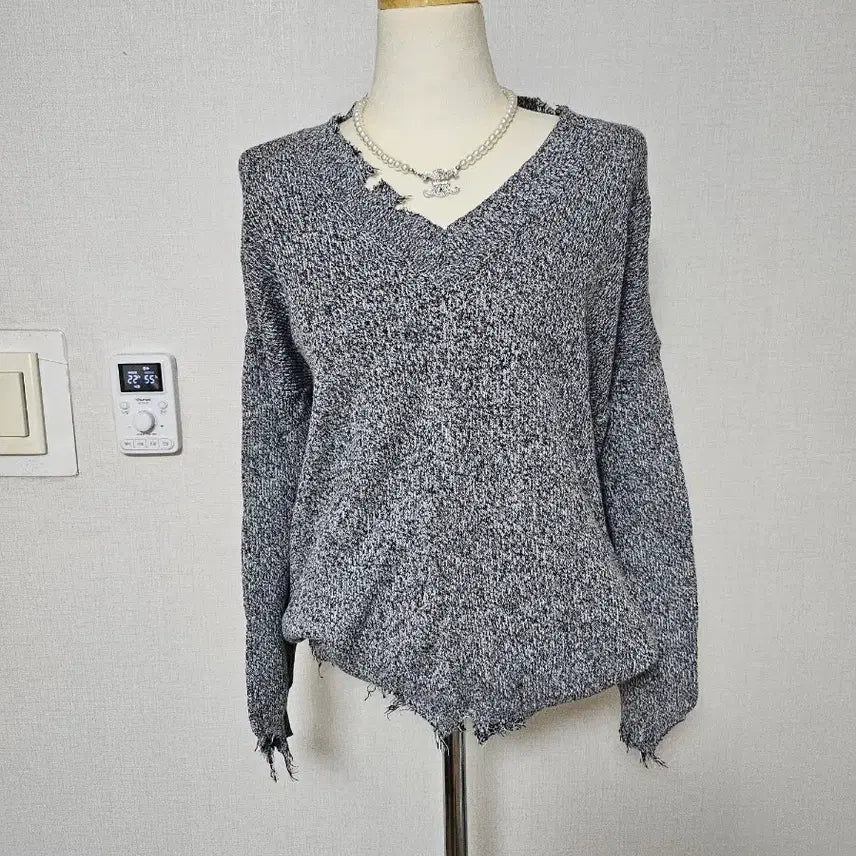 [BUNJANG] V-Neck Knit Sweater / 데미지 V넥 니트