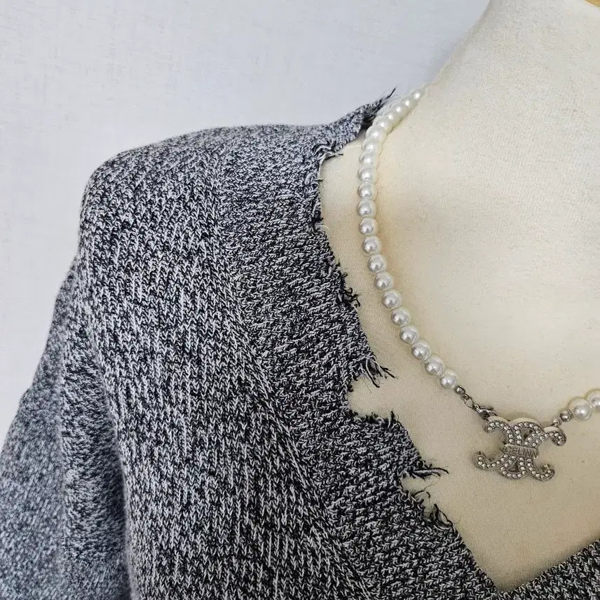 [BUNJANG] V-Neck Knit Sweater / 데미지 V넥 니트