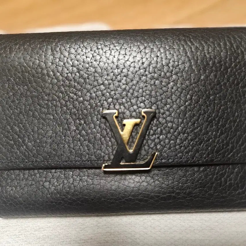 [BUNJANG] Louis Vuitton Capucines Compact Wallet Taurillon Leather Black/Rose Nuit / 루이비통 카퓌신 반지갑(블랙-로즈누아 투톤)