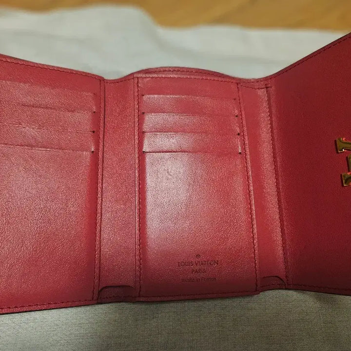 [BUNJANG] Louis Vuitton Capucines Compact Wallet (Black/Rose Noir) / 루이비통 카퓌신 반지갑(블랙-로즈누아 투톤)