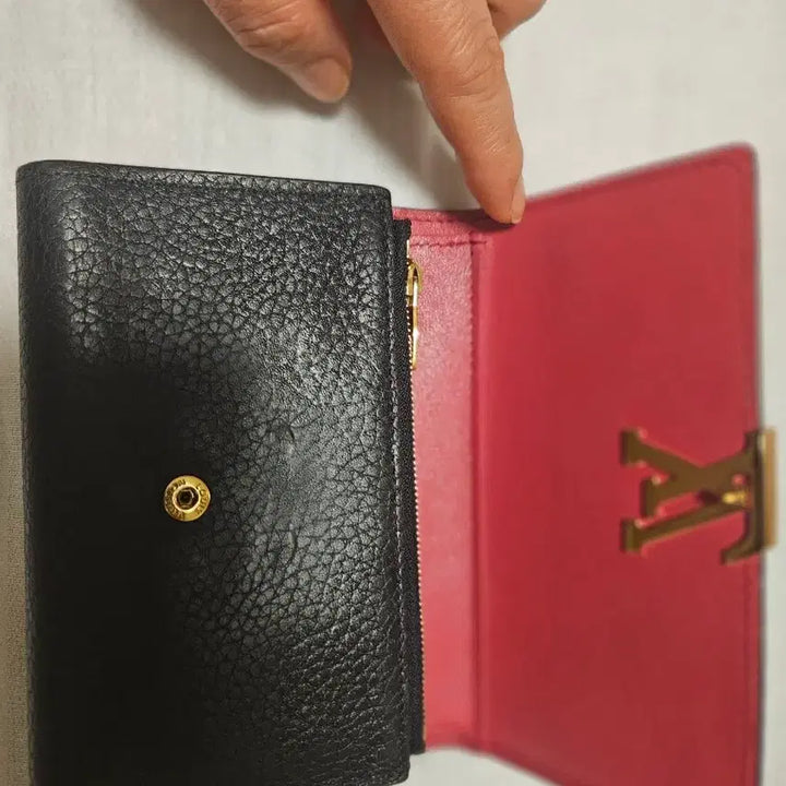 [BUNJANG] Louis Vuitton Capucines Compact Wallet (Black/Rose Noir) / 루이비통 카퓌신 반지갑(블랙-로즈누아 투톤)