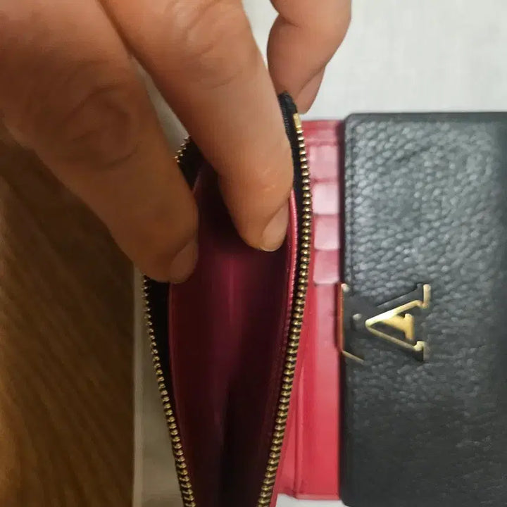 [BUNJANG] Louis Vuitton Capucines Compact Wallet (Black/Rose Noir) / 루이비통 카퓌신 반지갑(블랙-로즈누아 투톤)