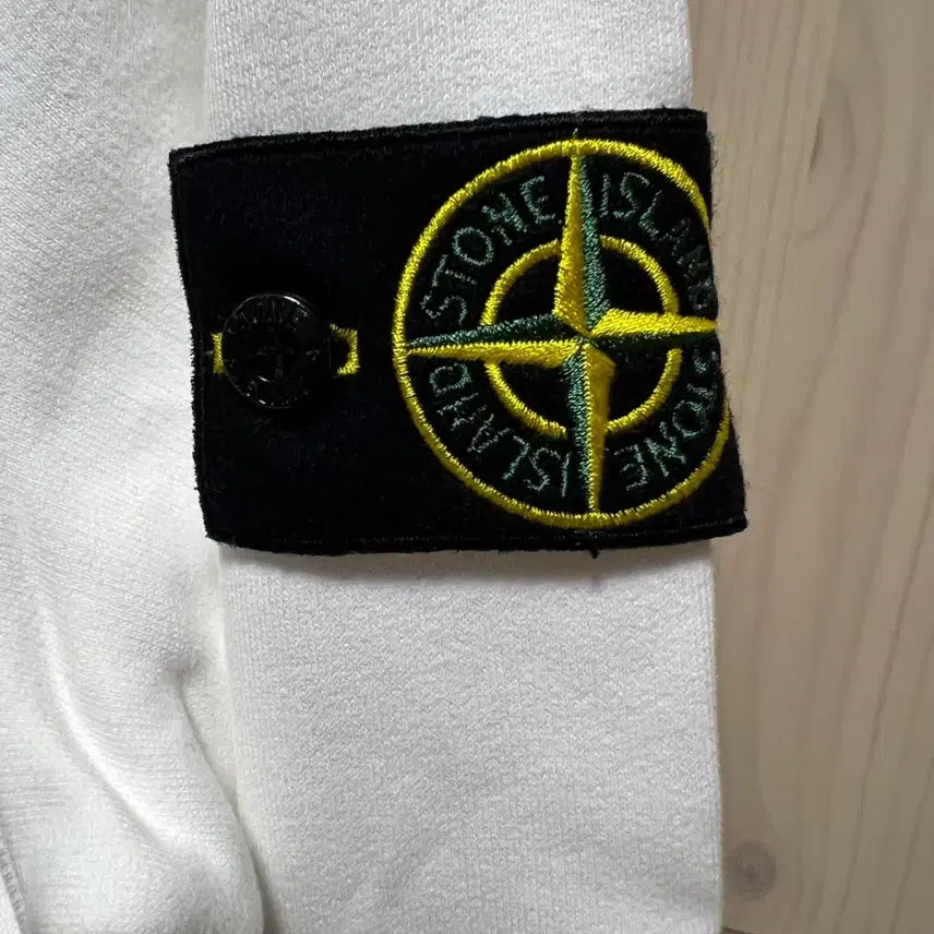 [SOLD OUT] (XL 새 상품) 스톤 아일랜드 맨투맨 화이트 fw