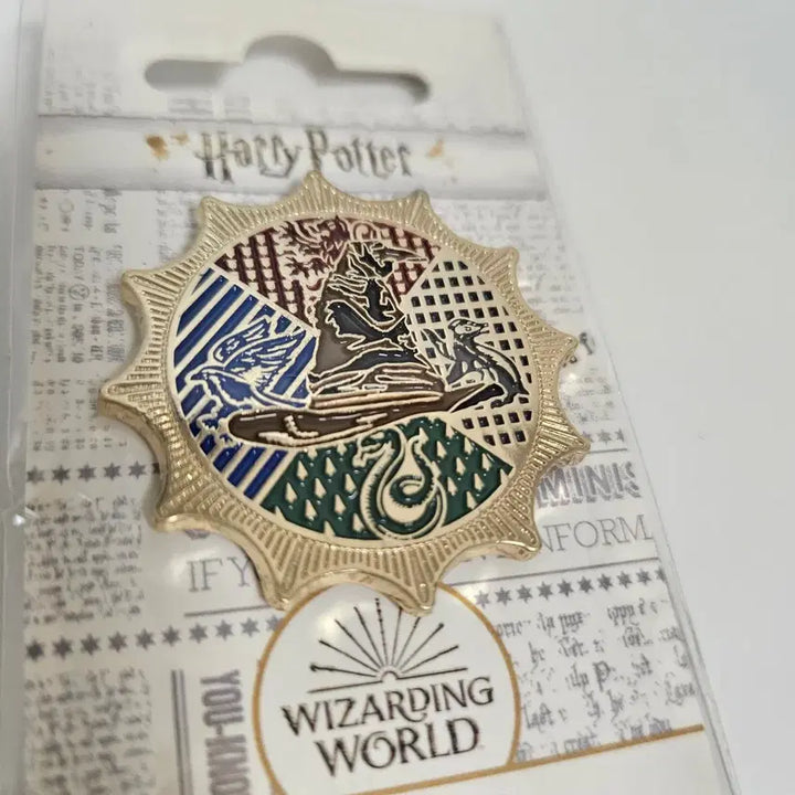 [BUNJANG] Harry Potter Cine Shop Limited Edition Sorting Hat Badge / (미개봉 새상품) 해리포터 씨네샵 한정 굿즈 뱃지 솔팅햇