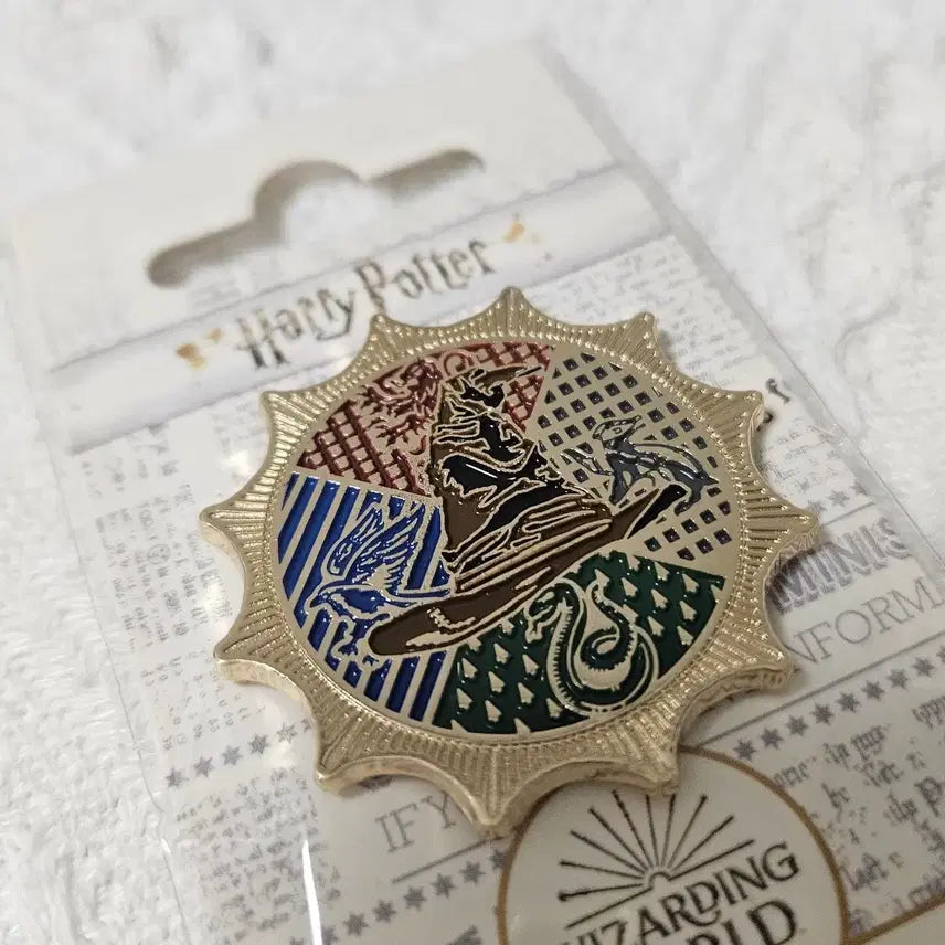 [BUNJANG] Harry Potter Cine Shop Limited Edition Sorting Hat Badge / (미개봉 새상품) 해리포터 씨네샵 한정 굿즈 뱃지 솔팅햇