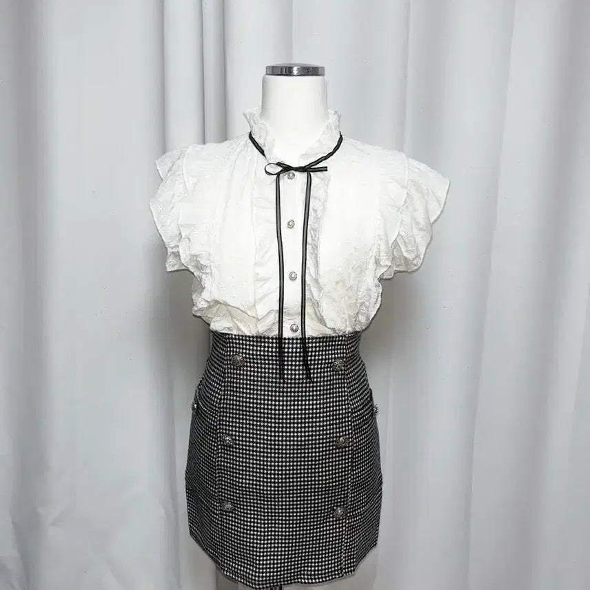 [BUNJANG] Frill Punching Top & Button Check Skirt Set / 프릴 펀칭 탑 버튼 체크 스커트 세트