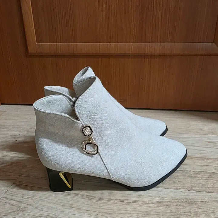[BUNJANG] Suede Ankle Boots with Cubic Ornament / (새상품) 고급 스웨이드 큐빅장식 앵글부츠(240~245mm)