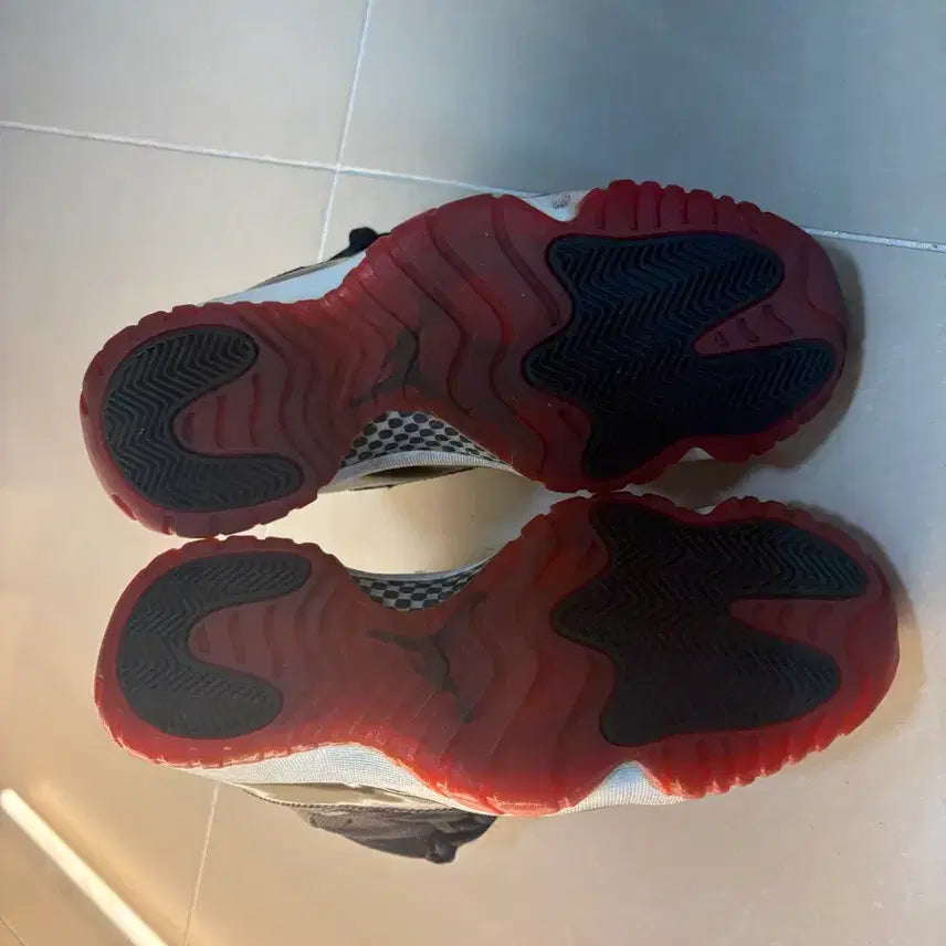[BUNJANG] Jordan 11 Bred 265 Sneakers / 조던 11 브레드 265