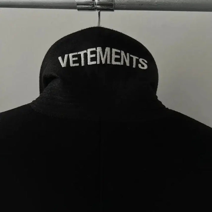 [BUNJANG] Vetements Neck Logo Coat Black / <구매> [L]베트멍 17AW 넥 로고 코트 블랙