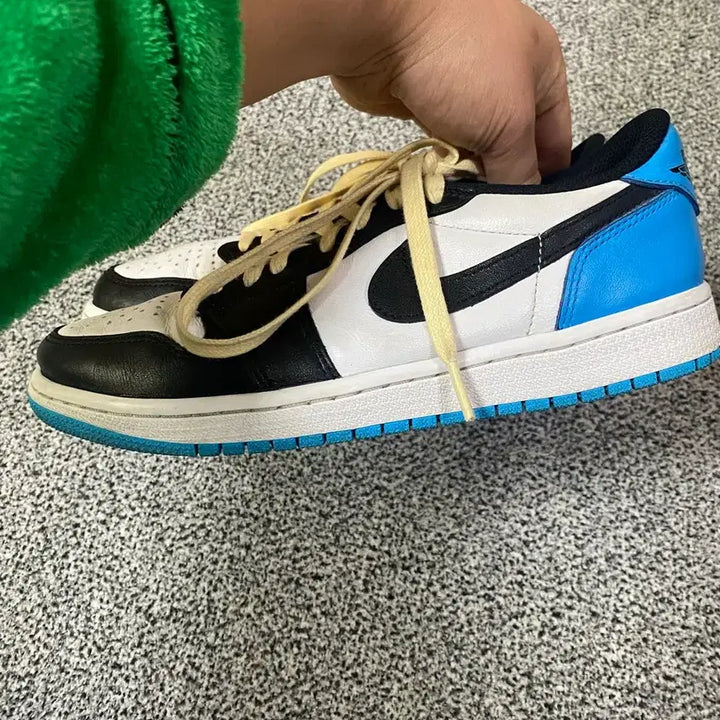 [BUNJANG] Nike Jordan 1 OG Black and Powder Blue Sneakers / [NIKE] 나이키 조던1 OG 블랙앤파우더블루 250사이즈