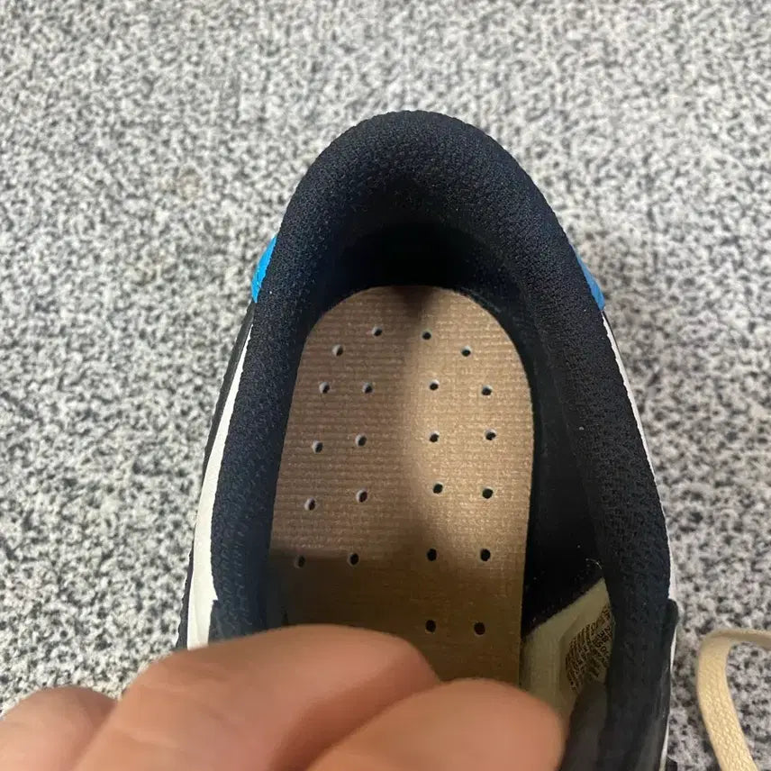 [BUNJANG] Nike Jordan 1 OG Black and Powder Blue Sneakers / [NIKE] 나이키 조던1 OG 블랙앤파우더블루 250사이즈