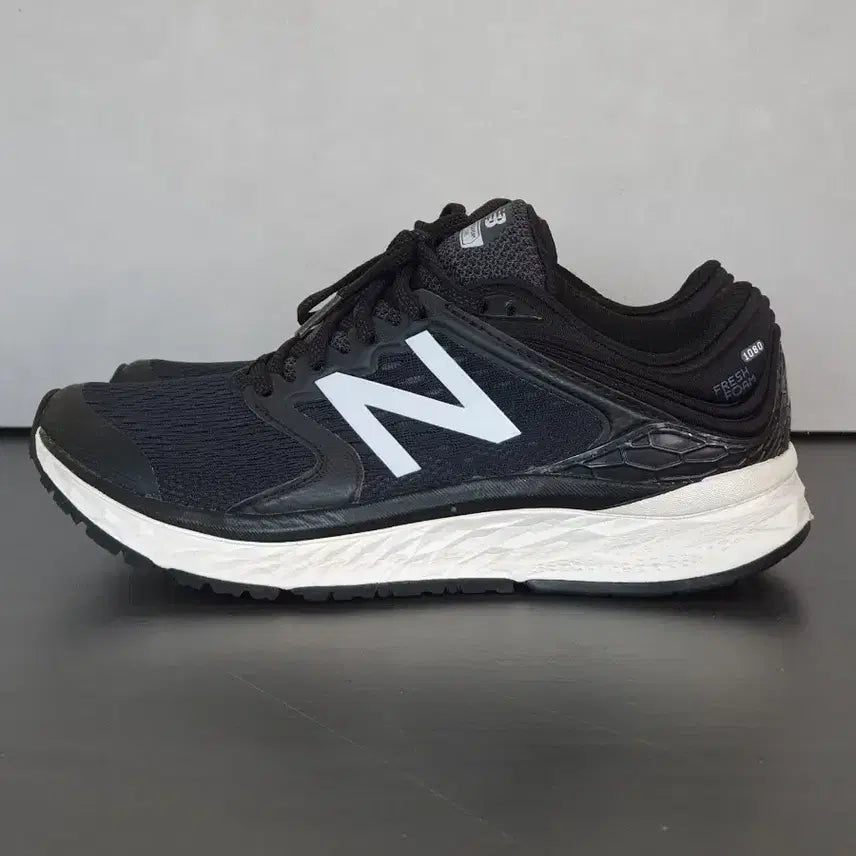 [BUNJANG] New Balance Fresh Foam 1080 v8 Running Shoes / 뉴발란스 Fresh Foam 1080 v8 블랙/화이트 (245)