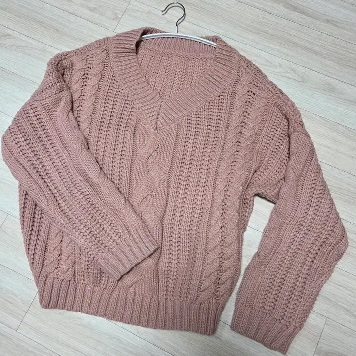 [BUNJANG] V-Neck Cable Knit Sweater / 인디핑크 브이넥 케이블 니트 스웨터