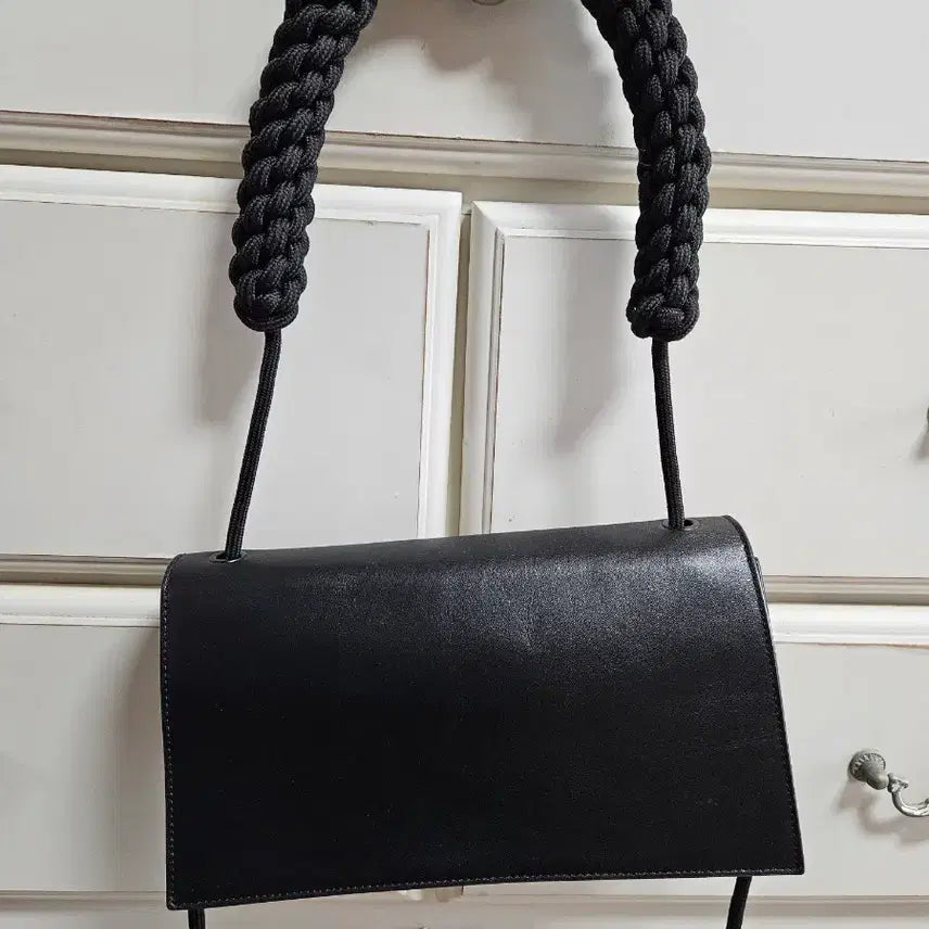 [BUNJANG] Black Shoulder Bag with Twisted Strap / 블랙 숄더백 + 꼬임 스트랩