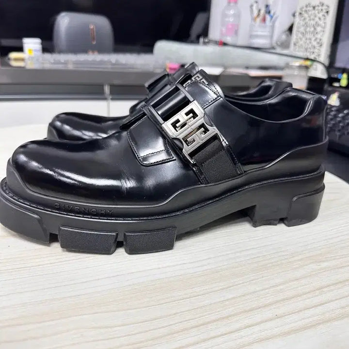 [SOLD OUT] 지방시 4G 버클 블랙 더비슈즈