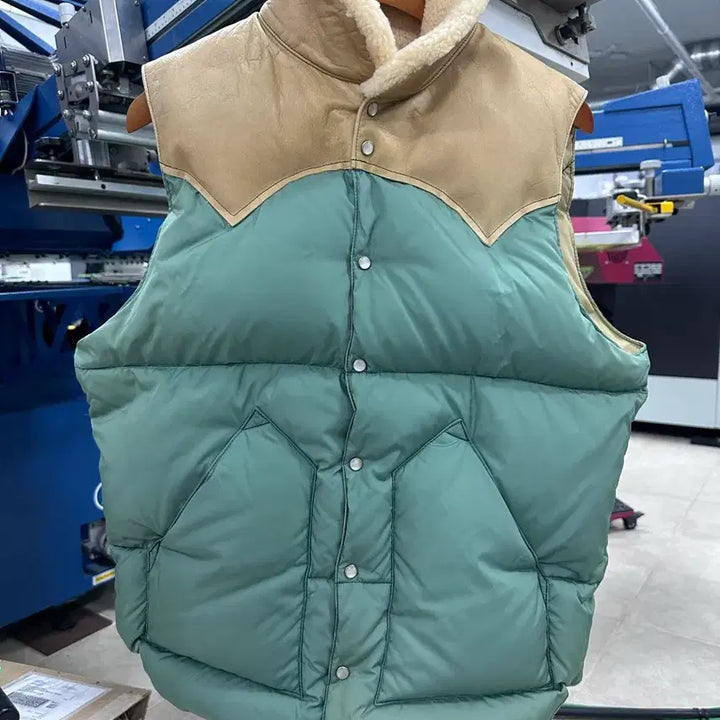 [BUNJANG] Rocky Mountain Featherbed Emerald Padded Vest / 록키마운틴 페더베드 패딩조끼 에메랄드 40
