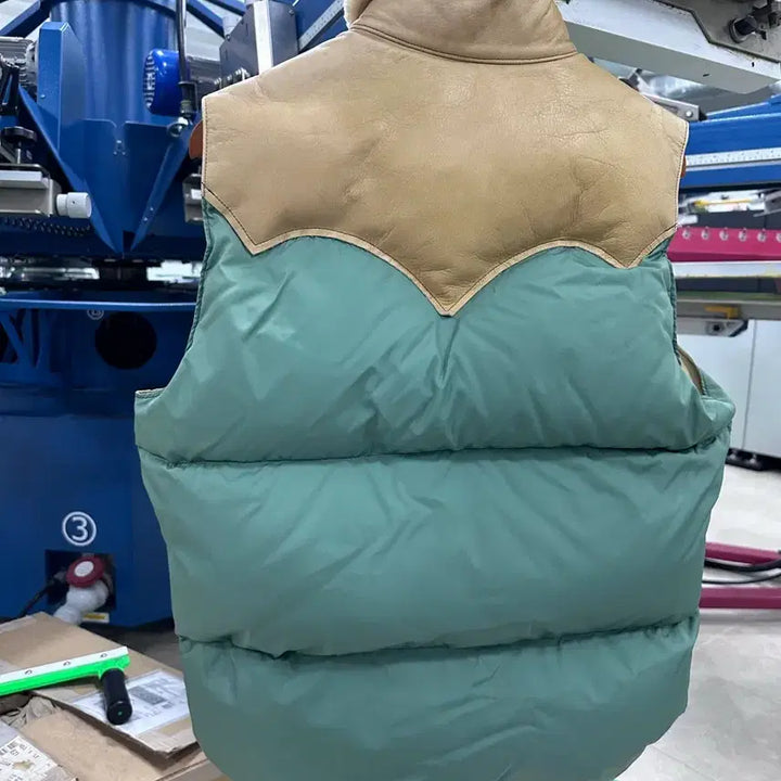 [BUNJANG] Rocky Mountain Featherbed Emerald Padded Vest / 록키마운틴 페더베드 패딩조끼 에메랄드 40