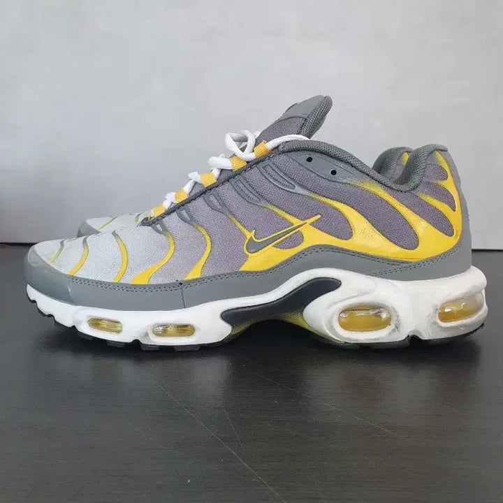 [BUNJANG] Nike Air Max Plus Particle Grey Dark Sulfur Sneakers (280) / 나이키 에어맥스 플러스 파티클 그레이 다크 설퍼 (280)