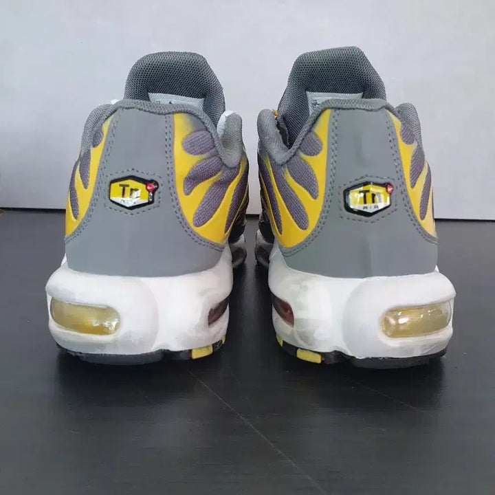 [BUNJANG] Nike Air Max Plus Particle Grey Dark Sulfur Sneakers (280) / 나이키 에어맥스 플러스 파티클 그레이 다크 설퍼 (280)