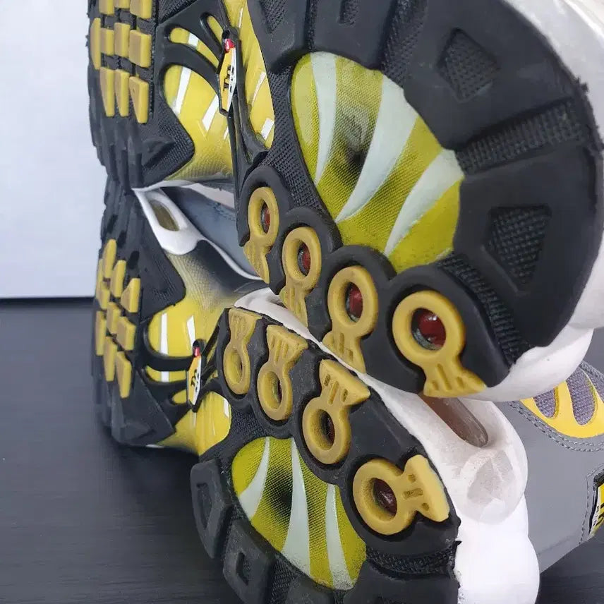 [BUNJANG] Nike Air Max Plus Particle Grey Dark Sulfur Sneakers (280) / 나이키 에어맥스 플러스 파티클 그레이 다크 설퍼 (280)