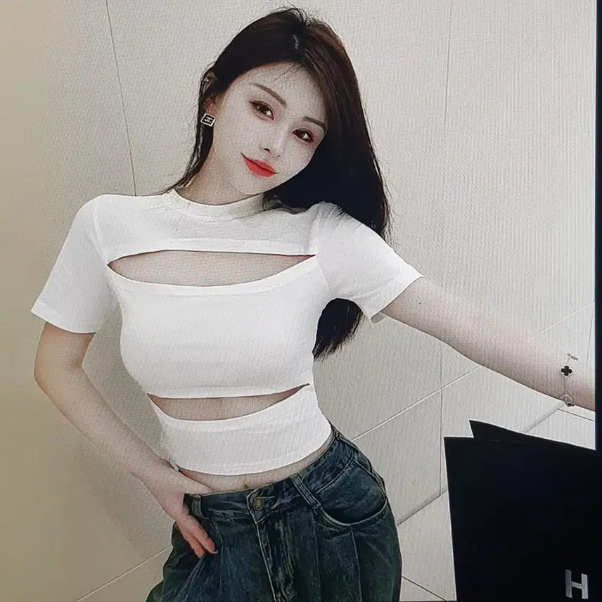 [BUNJANG] White/Black Crop Cutout Short Sleeve T-Shirt / (해외배송)화이트/블랙 크롭 컷아웃 크롭 반팔 티셔츠