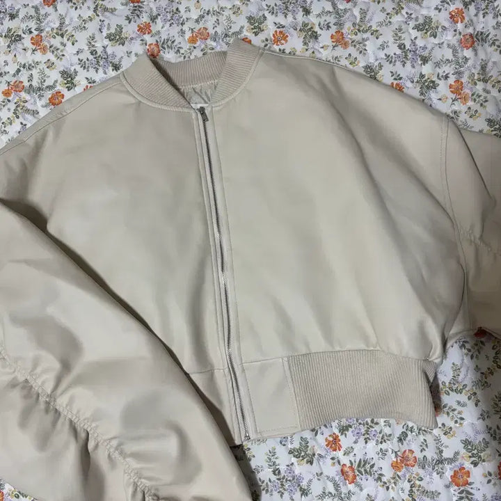 [BUNJANG] Ivory Leather Crop Jacket / 아이보리 레더 크롭 가죽 점퍼
