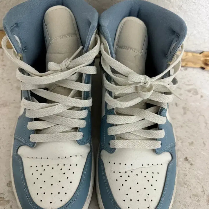 [BUNJANG] Nike Jordan 1 Mid Sail and One Blue Sneakers / 여성 조던 1 미드 세일 앤 원 블루