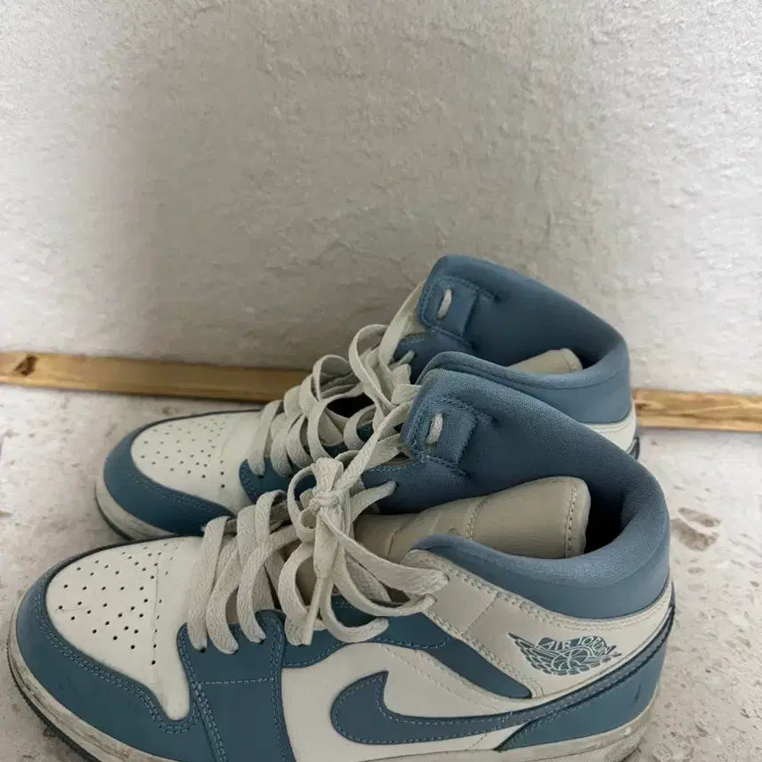[BUNJANG] Nike Jordan 1 Mid Sail and One Blue Sneakers / 여성 조던 1 미드 세일 앤 원 블루