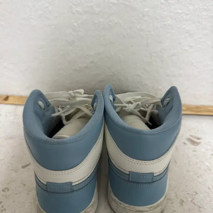 [BUNJANG] Nike Jordan 1 Mid Sail and One Blue Sneakers / 여성 조던 1 미드 세일 앤 원 블루