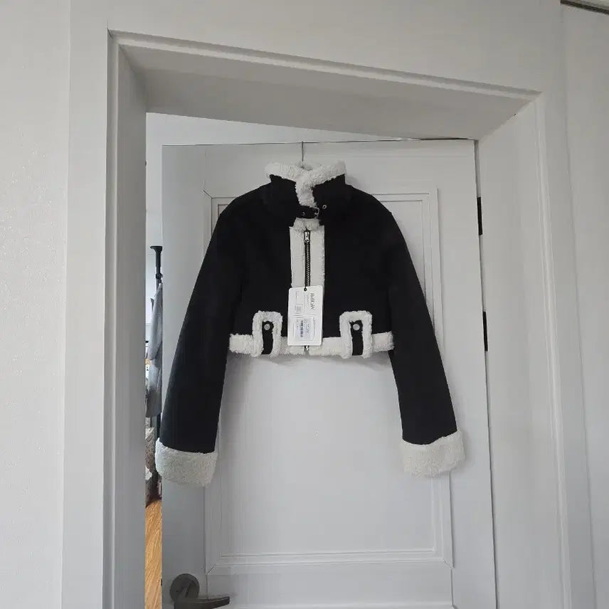 [BUNJANG] Romantic Crown Cropped Mouton Jacket Black / 로맨틱크라운 크롭 무톤 자켓 블랙