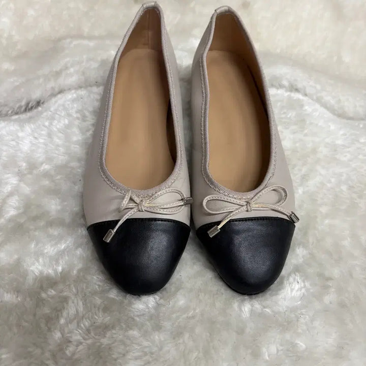 [BUNJANG] Two-Tone Ribbon Flat Shoes / 투톤 배색 리본 플랫 슈즈