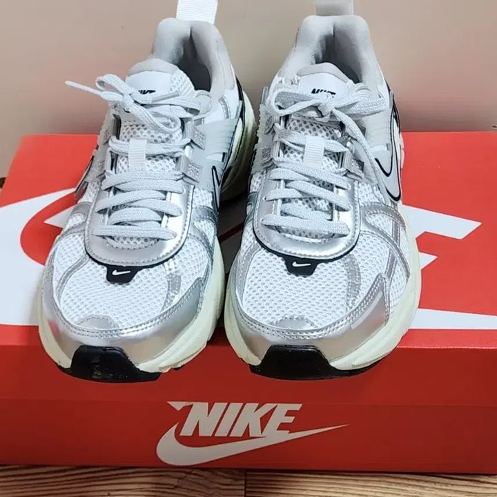 [BUNJANG] Nike Women's V2K Run Metallic Silver Sneakers / 나이키 여성 운동화 우먼스 V2K 런 메탈릭실버 235 (새상품)